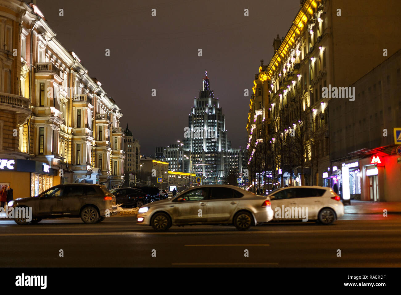 Moskau, Russland - 09. Dezember 2018: Weihnachten und Neujahr Urlaub Beleuchtung und Verkehr der Autos in die Moskauer Innenstadt (in der Nähe der Twerskaja-Straße Stockfoto