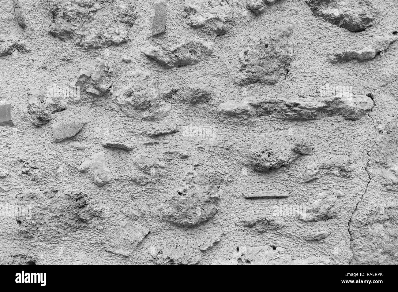 Textur von Vintage alte verwitterte Risse an der Wand des Hauses außerhalb. Zusammenfassung Hintergrund. Horizontale schwarze und weiße Farbe Fotografie. Stockfoto