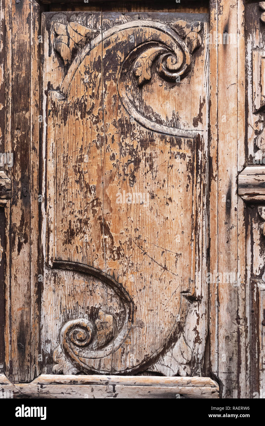 Detailansicht der dekorativen Element auf alten Vintage Holztür. Vertikale Farbfotografie. Stockfoto