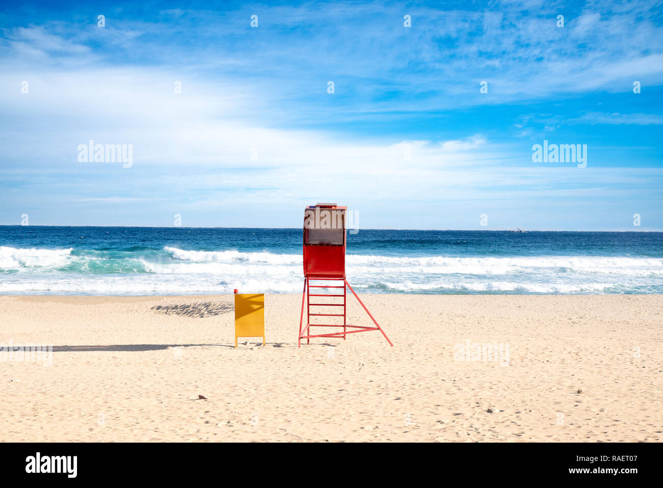 Sand Strand und blauer Himmel. Gangwon-do Strand, Republik Korea. Stockfoto