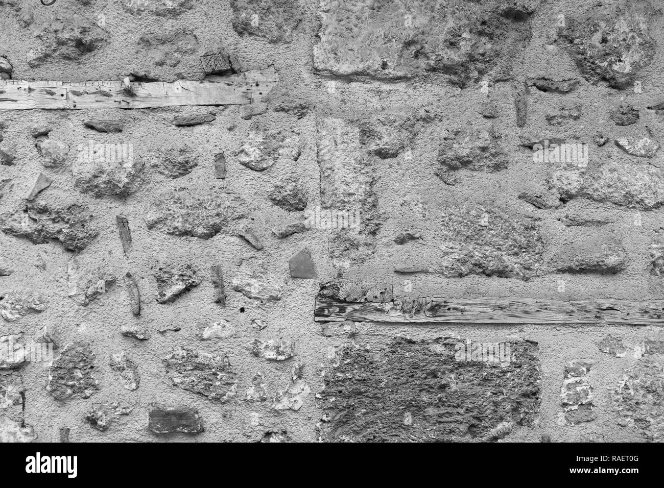 Textur von Vintage alte verwitterte Wand außerhalb des Hauses. Zusammenfassung Hintergrund mit Steinen und Brettern. Horizontale schwarze und weiße Farbe Foto Stockfoto