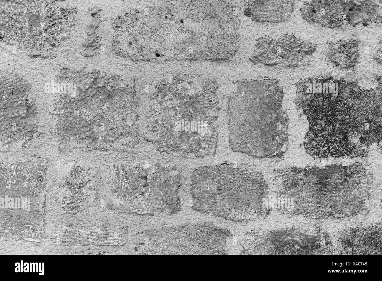 Textur von Vintage alte verwitterte Wand außerhalb des Hauses. Zusammenfassung Hintergrund. Horizontale Schwarz-Weiß-Fotografie. Stockfoto