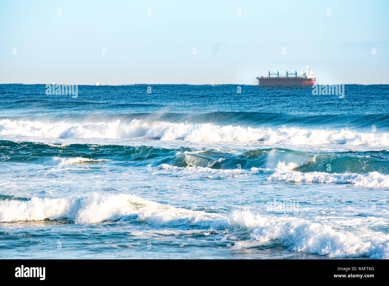 Wilde Wellen und blauer Himmel. Gangwon-do Strand, Republik Korea. Stockfoto