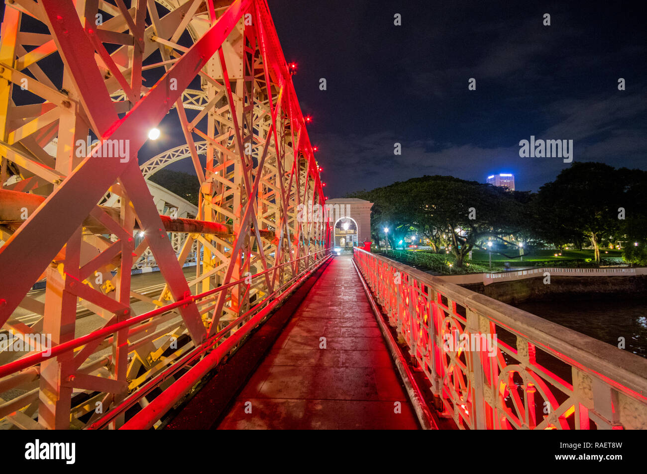 Die Anderson Bridge zwischen dem Fullerton Hotel und Victoria Theater- und Konzertsaal, Singapur Stockfoto
