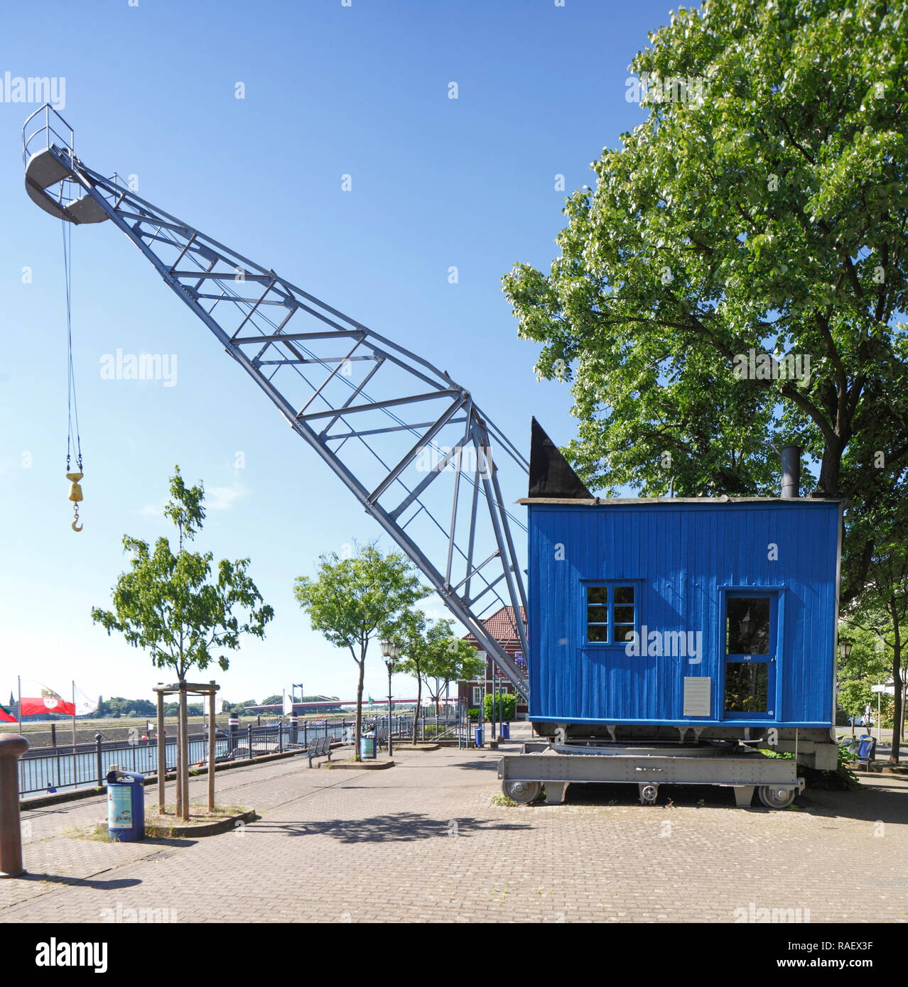 Alten Hafen Kran an der Hafenpromenade, Duisburg, Ruhrort, Duisburg, Ruhrgebiet, Nordrhein-Westfalen, Deutschland, Europa ich Alter Hafenkran der Hafe Stockfoto