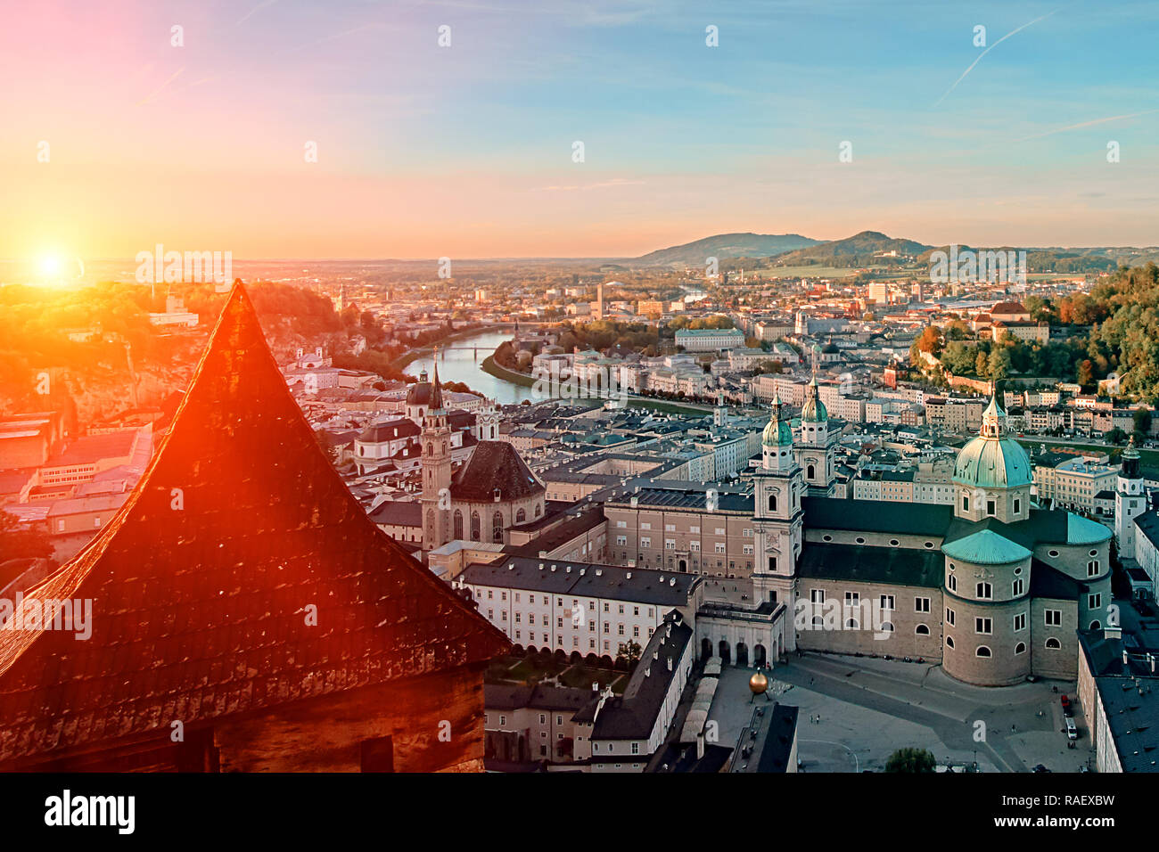 Schönen Sonnenuntergang Blick auf Salzburg, Österreich, Europa. Stadt in den Alpen Mozarts Geburt. Panoramablick auf die Skyline von Salzburg Festung Hohensalzburg Stockfoto