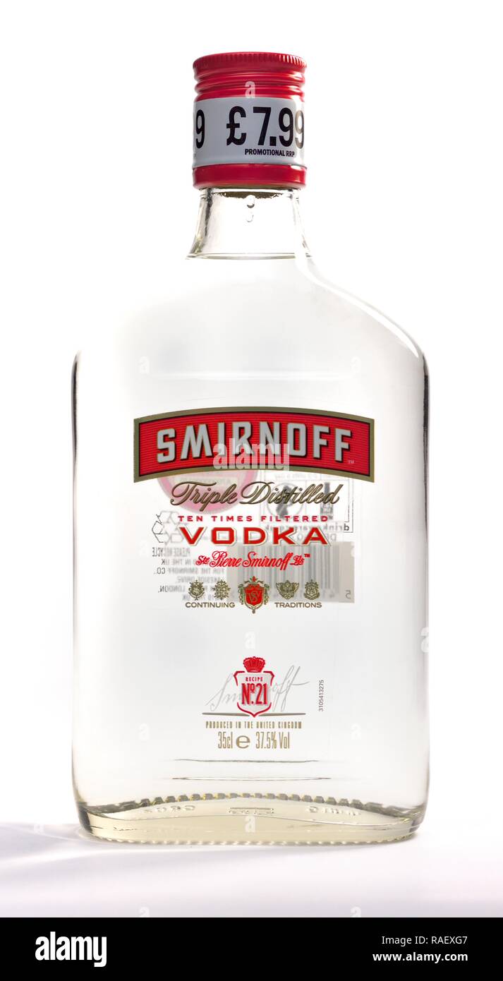 Vor günstige Flasche Smirnoff Wodka 25 cl Stockfoto