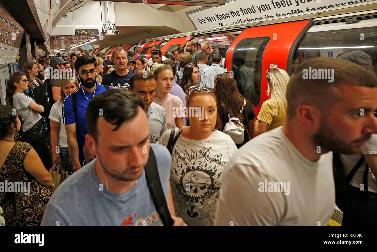 Heraus und über die Passagiere erleben heißen Temperaturen in der Londoner U-Bahn, Central Line. Oxford Circus. Bild von: NIGEL HOWARD © e-Mail: nige Stockfoto