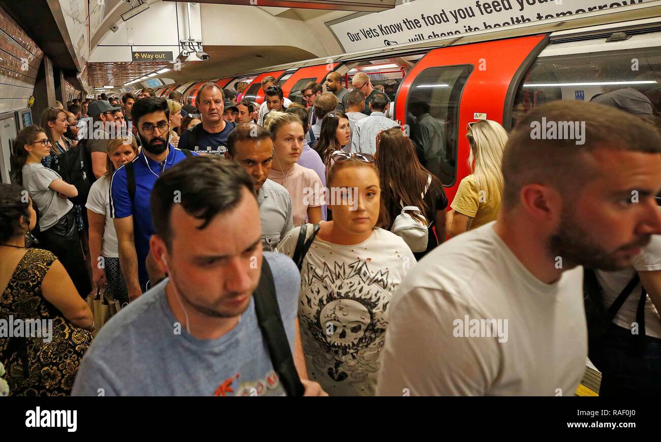 Heraus und über die Passagiere erleben heißen Temperaturen in der Londoner U-Bahn, Central Line. Oxford Circus. Bild von: NIGEL HOWARD © e-Mail: nige Stockfoto Heraus und über die Passagiere erleben heißen Temperaturen in der Londoner U-Bahn, Central Line. Oxford Circus. Bild von: NIGEL HOWARD © e-Mail: nige Stockfoto