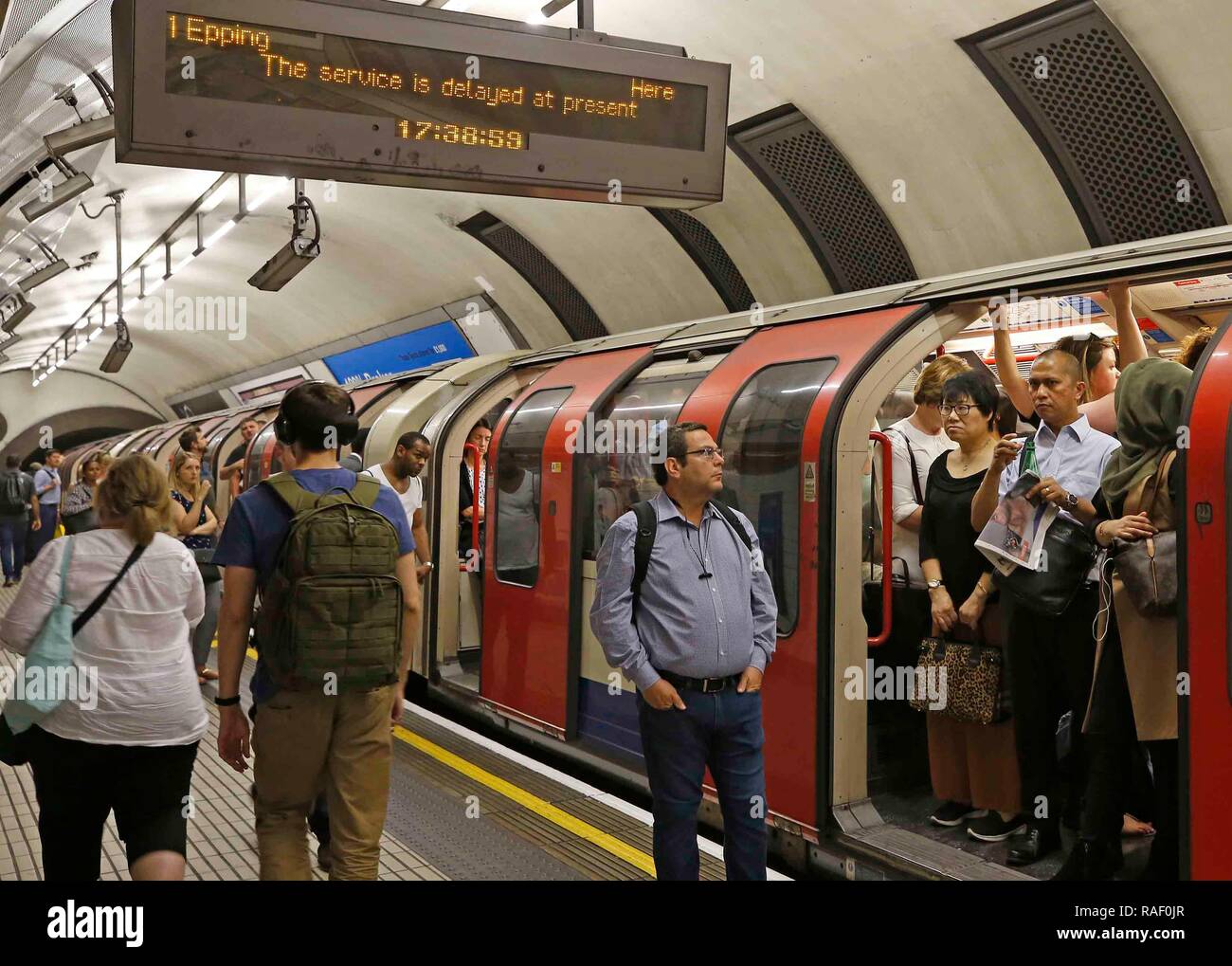 Heraus und über die Passagiere erleben heißen Temperaturen in der Londoner U-Bahn, Central Line. Verspäteten Zug an der Bond Street. Bild von: NIGEL HOWAR Stockfoto