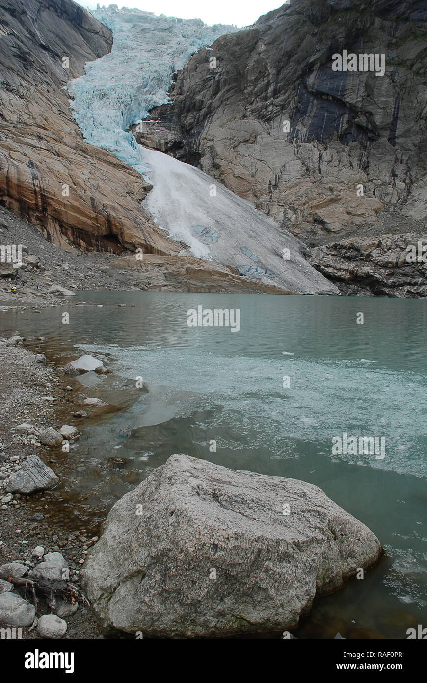 Briksdalsbreen (Deutsch: das Briksdal Gletscher) ist einer der populärsten und bekanntesten Arme der Gletscher Jostedalsbreen Stockfoto