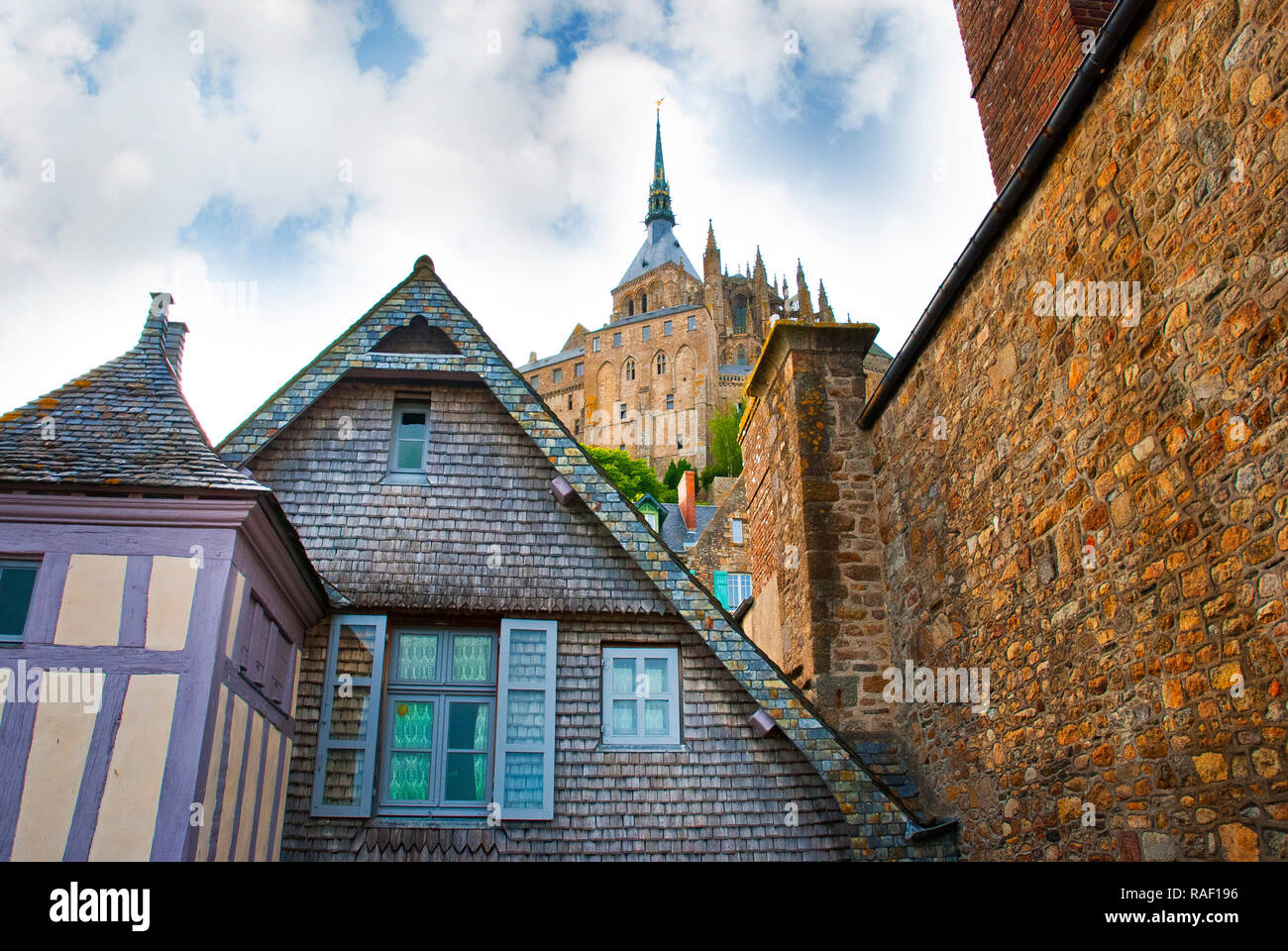 Hauser Innerhalb Des Mont Saint Michel Im Norden Von Frankreich Normandie Stockfotografie Alamy