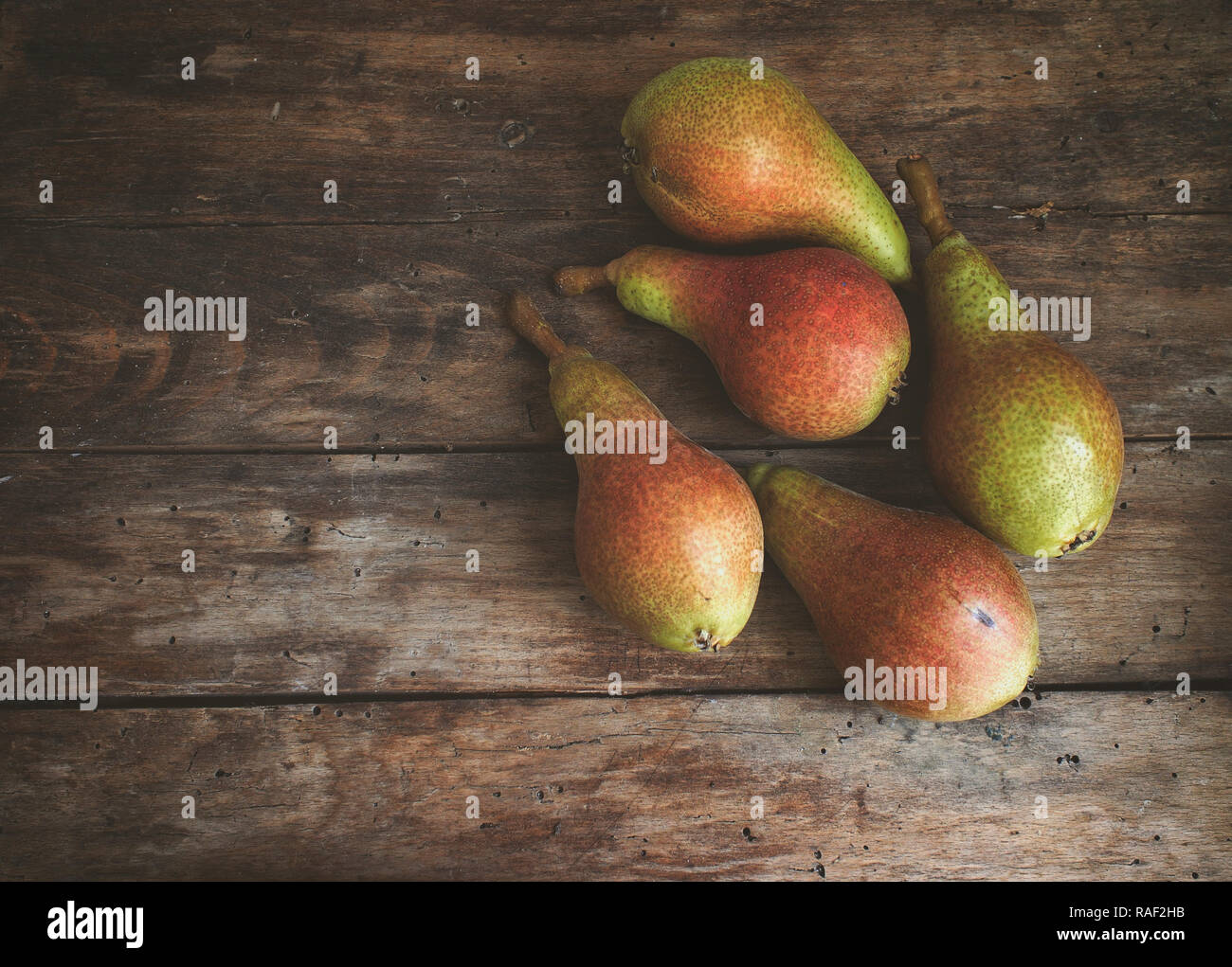 Reife Birnen auf einem Holztisch Stockfoto