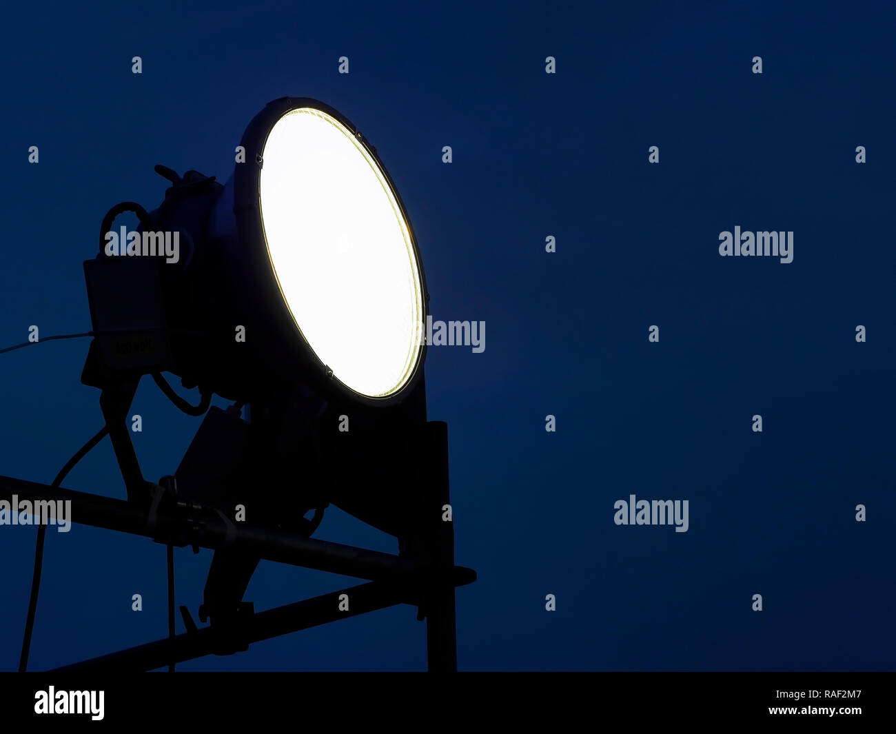Industrielle Spotlight auf der Pier die dunkle Nacht zu beleuchten Stockfoto