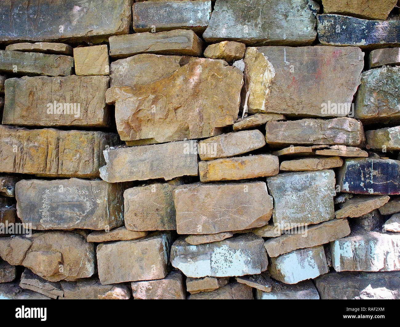 Eine unvollendete Mauer aus rohen Steinen und Ziegeln Stockfoto
