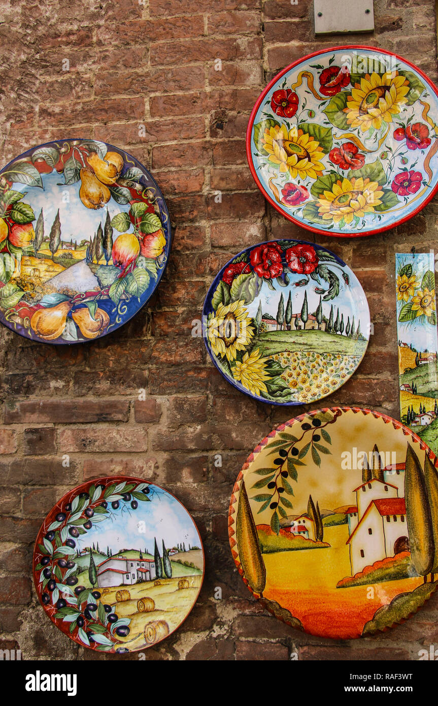 Traditionelle keramische Platten mit Blick auf Italien in einem der Souvenirläden Stockfoto