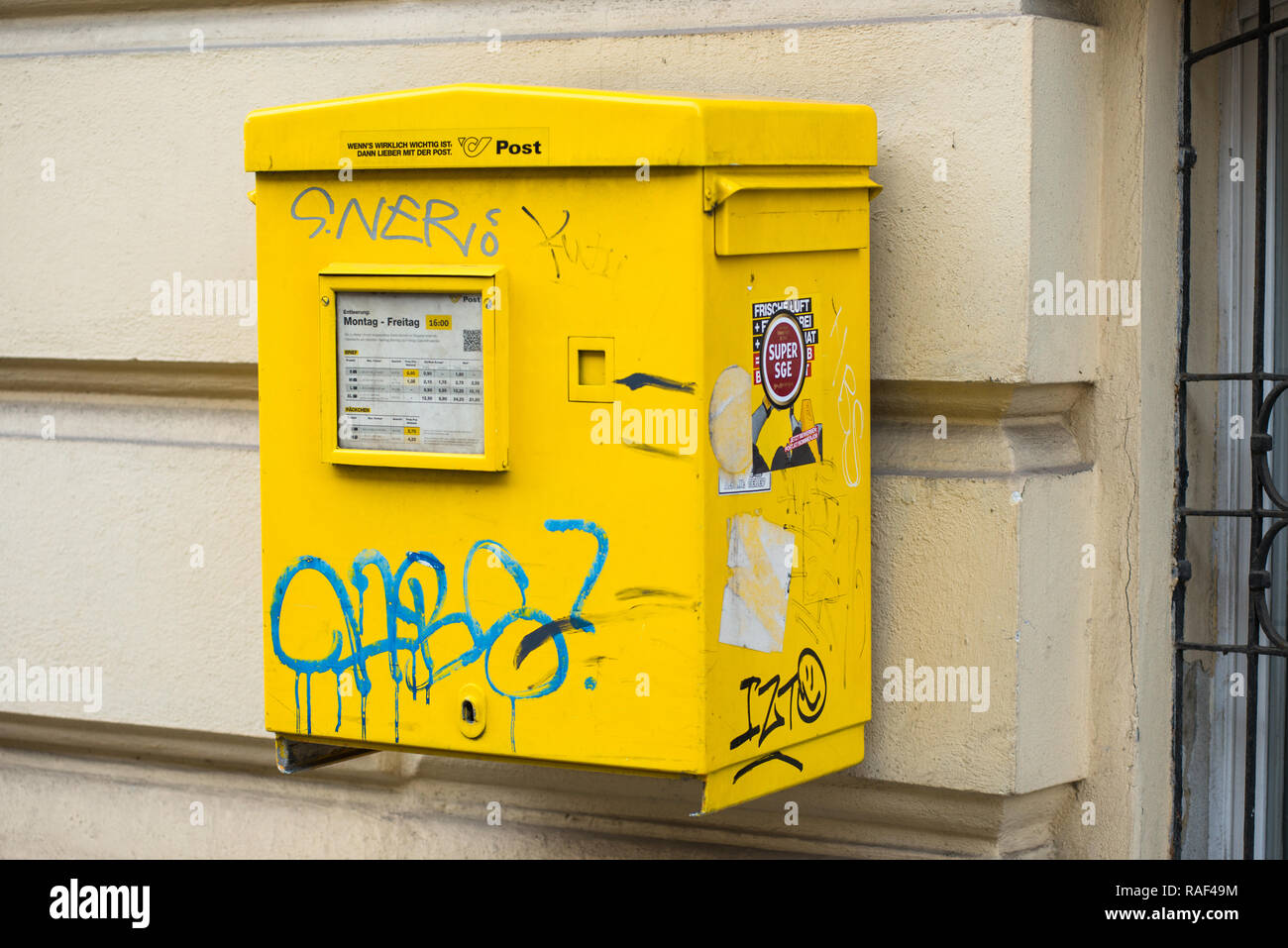 Gelbe Briefkasten mit Graffiti, Wien, Österreich, Europa Stockfotografie -  Alamy
