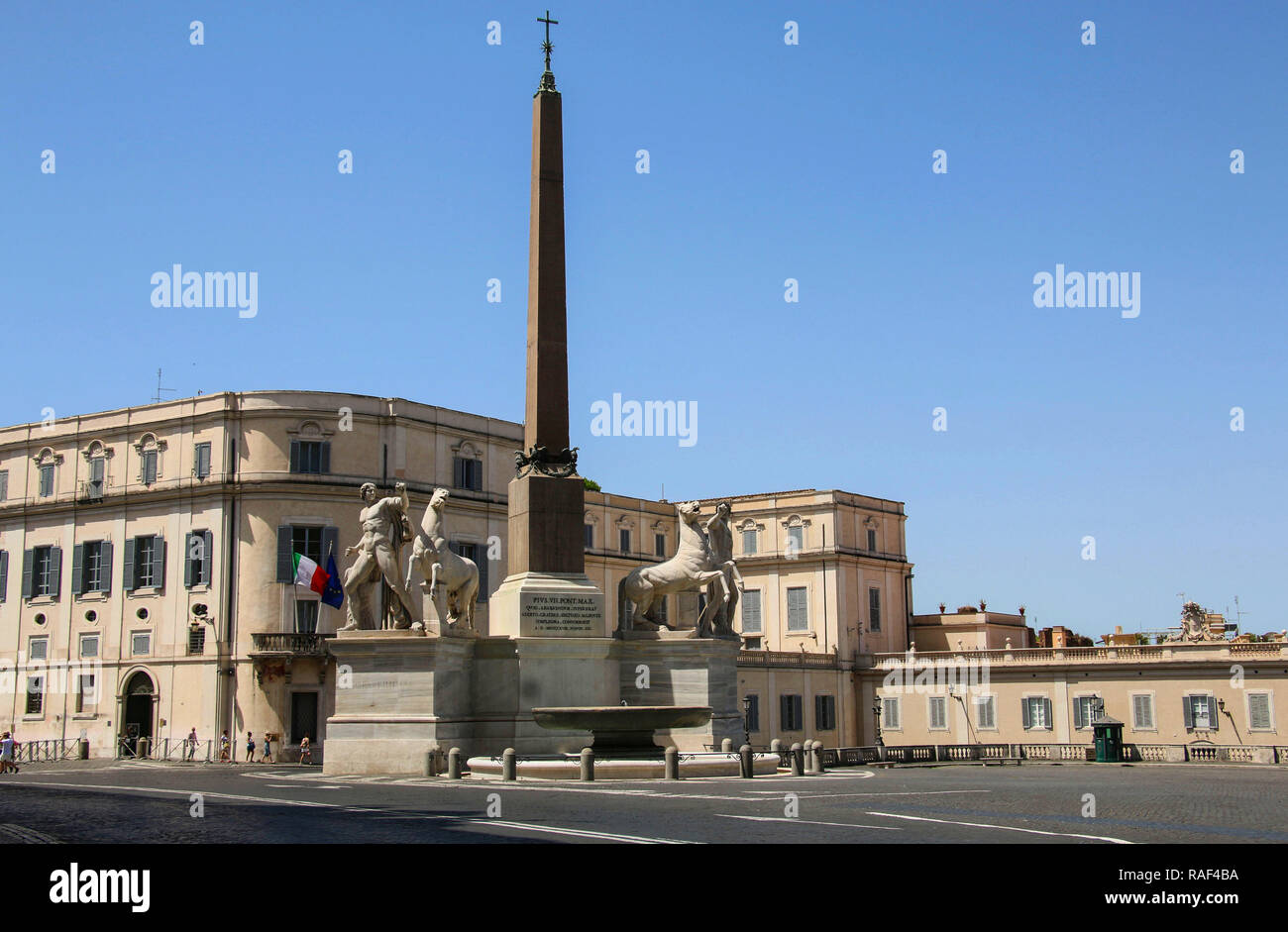 Ansicht des Quirinal square (Piazza del Quirinale) mit seinen antiken römischen Skulpturen Stockfoto