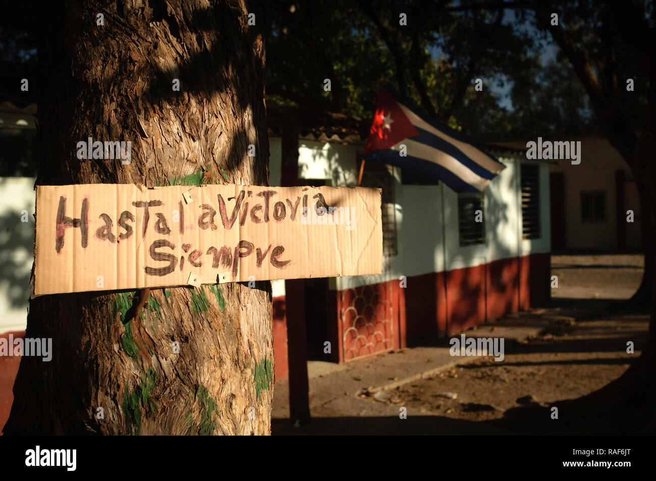 Handschriftliche liberty Schild an einem Baum in Kuba mit Fahne im Hintergrund. Stockfoto