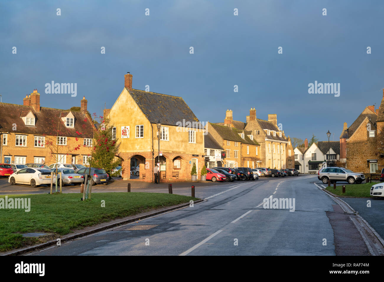 Deddington Marktplatz im Winter Sonnenlicht mit dunklem Himmel. Deddington, Oxfordshire, England Stockfoto