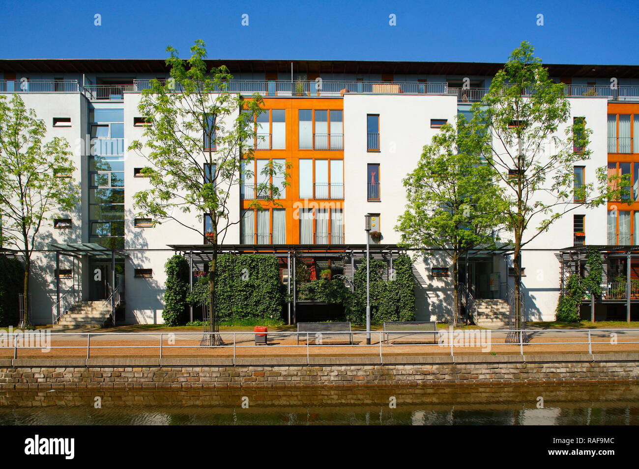 Gracht und moderne Wohngebäude am Innenhafen, Duisburg, Ruhrgebiet, Nordrhein-Westfalen, Deutschland, Europa Stockfoto