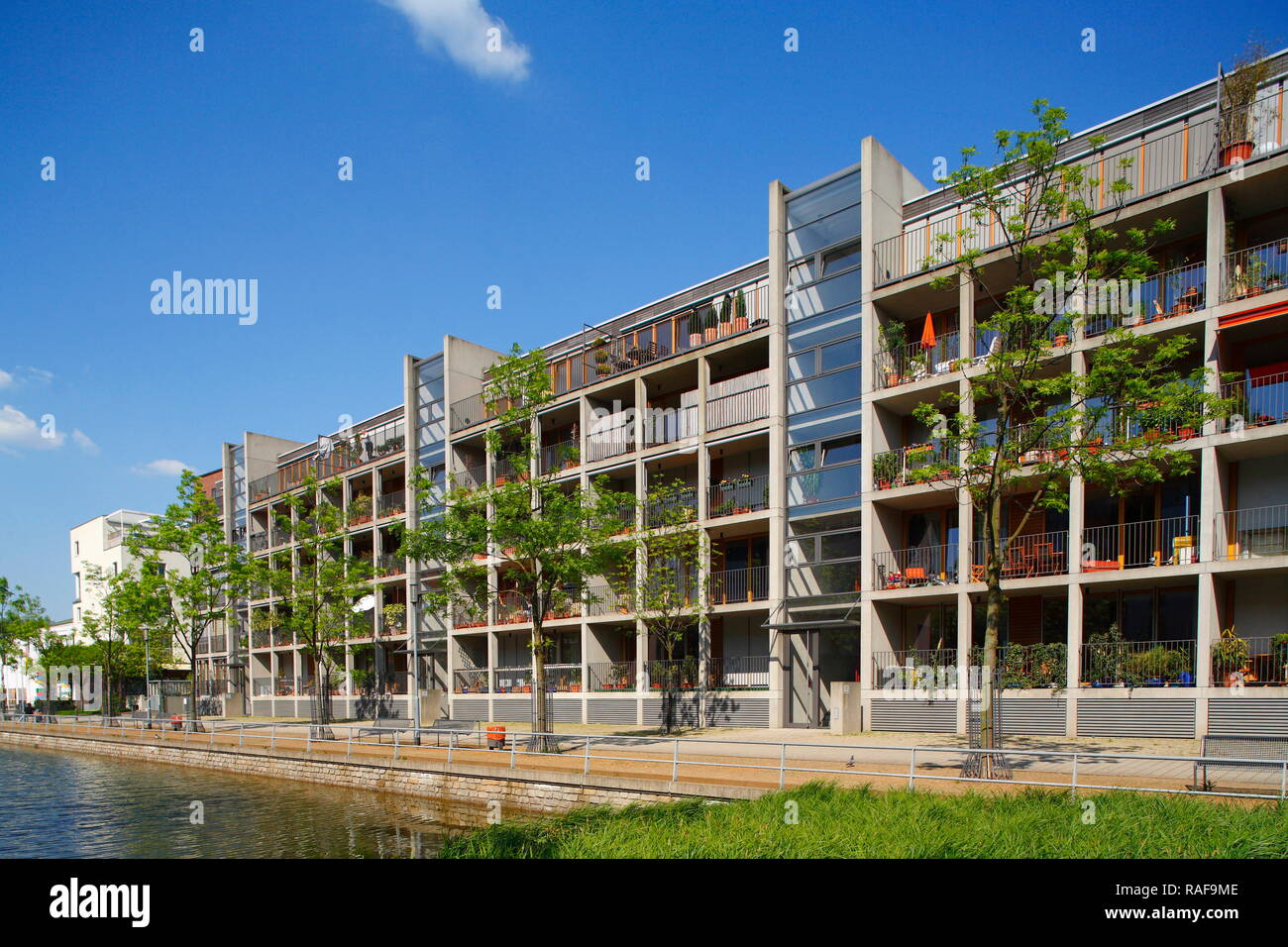 Gracht und moderne Wohngebäude am Innenhafen, Duisburg, Ruhrgebiet, Nordrhein-Westfalen, Deutschland, Europa Stockfoto