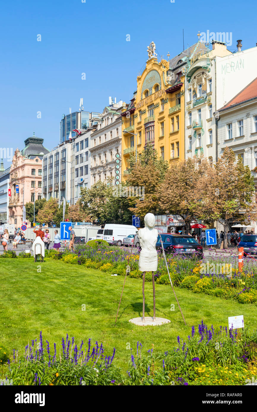 Prager Wenzelsplatz Prag Skulpturen im Garten auf den breiten Boulevard mit Geschäften Hotels im historischen Zentrum von Prag in der Tschechischen Republik Europa Stockfoto