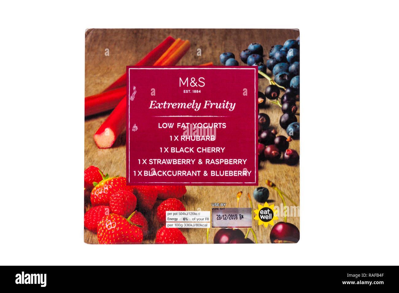 Pack von M&S Extrem Fruchtig fettarmen Joghurt auf weißem Hintergrund - Rhabarber, schwarze Kirsche, Erdbeere & Himbeere, Johannisbeere und Blaubeere Stockfoto