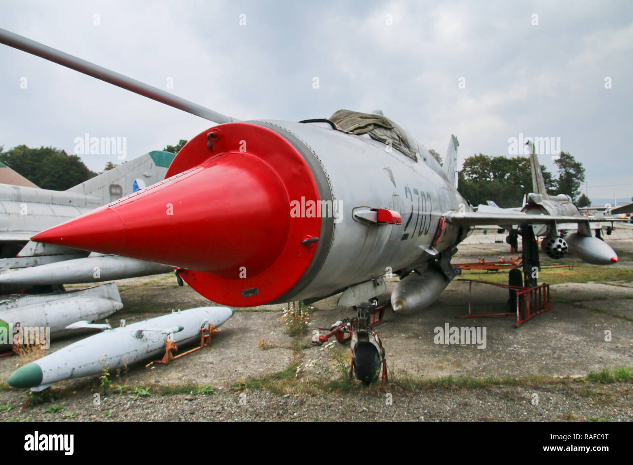 Ein Bild aus der verlassenen Militärstützpunkt der Alten rostigen Kampfjets aus der Zeit der Sowjetunion. Stockfoto