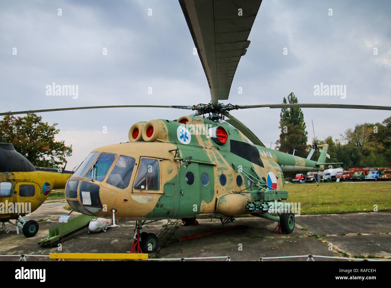 Ein Bild aus der alten, verlassenen Militärflugplatzes in der Tschechischen Republik, voll von alten rostigen Flugzeuge und Hubschrauber. Stockfoto