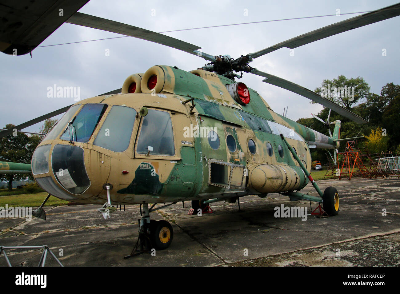 Ein Bild aus der alten, verlassenen Militärflugplatzes in der Tschechischen Republik, voll von alten rostigen Flugzeuge und Hubschrauber. Stockfoto