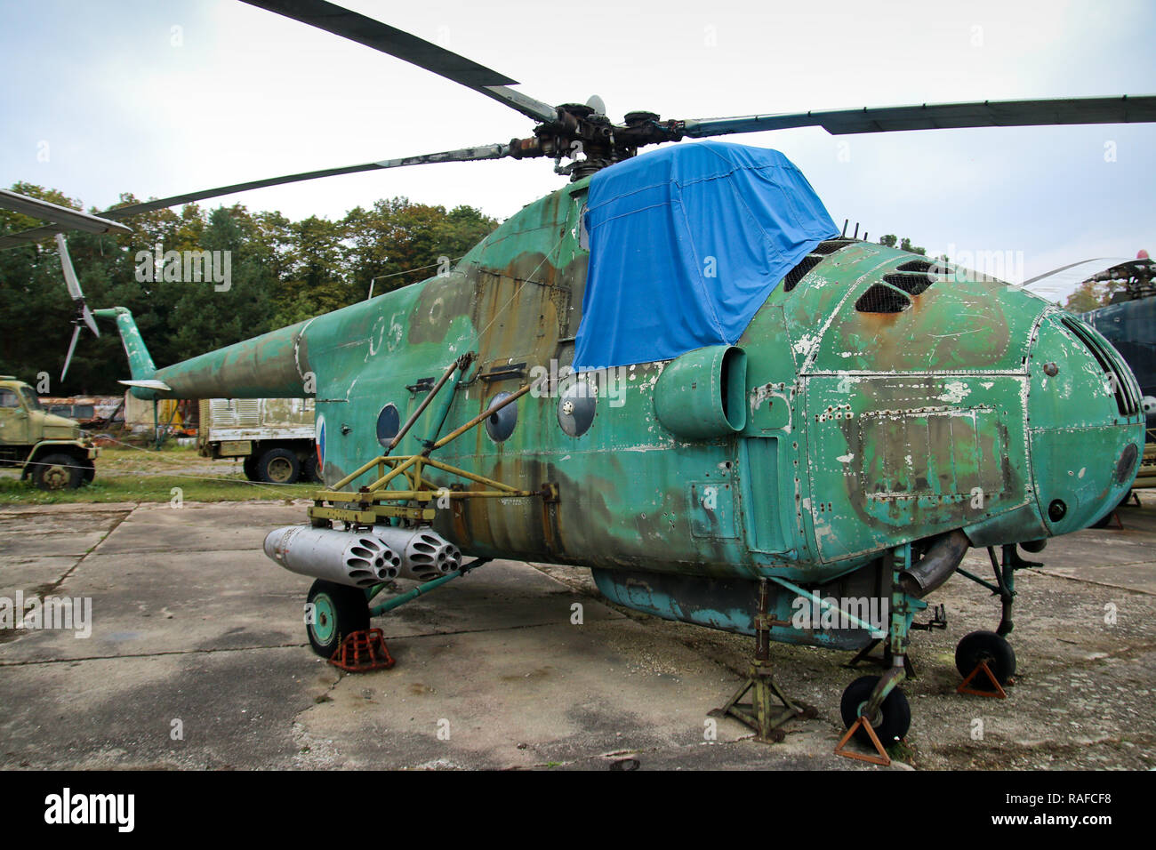 Ein Bild aus der alten, verlassenen Militärflugplatzes in der Tschechischen Republik, voll von alten rostigen Flugzeuge und Hubschrauber. Stockfoto