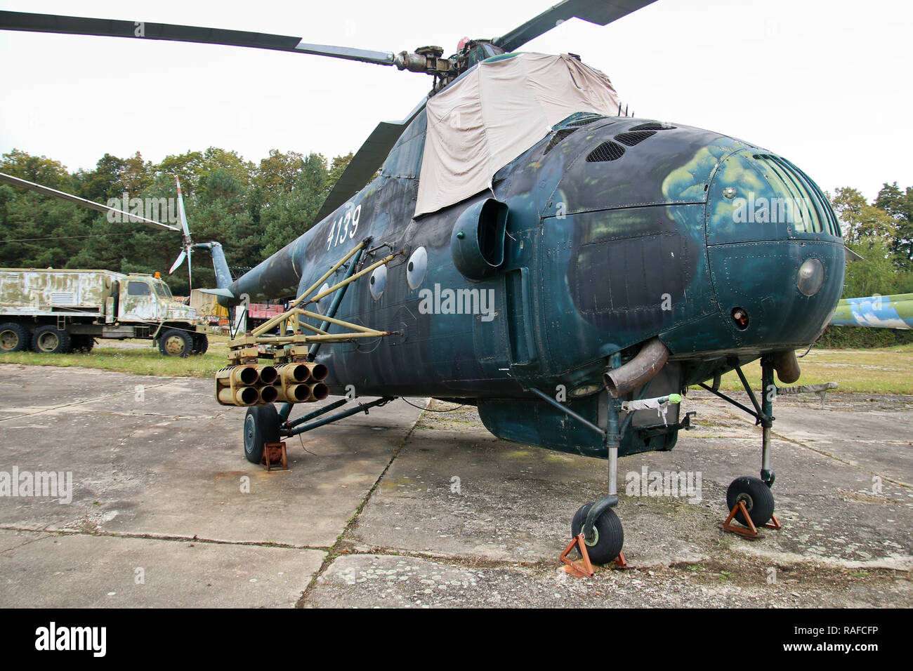 Ein Bild aus der alten, verlassenen Militärflugplatzes in der Tschechischen Republik, voll von alten rostigen Flugzeuge und Hubschrauber. Stockfoto