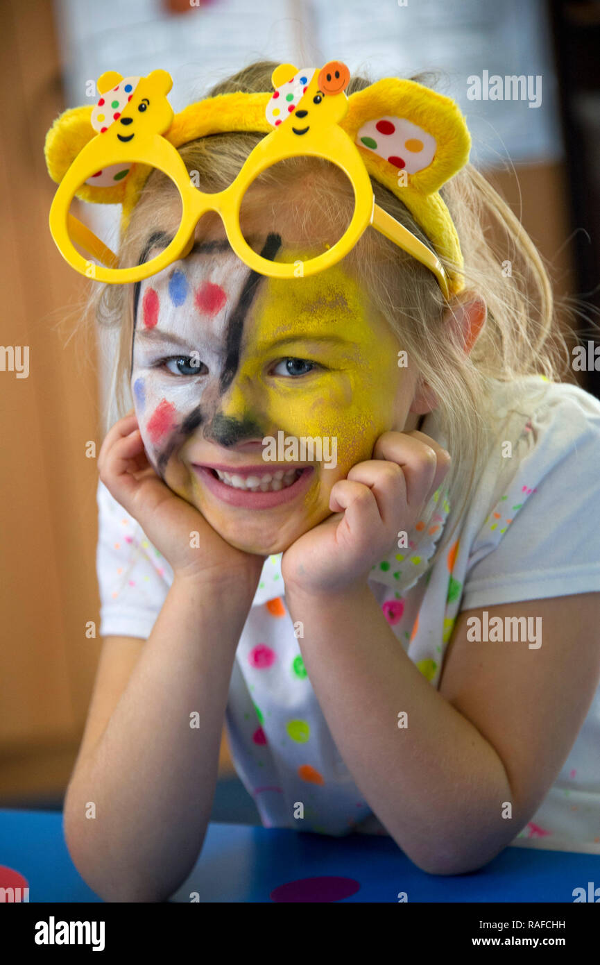 Ein kleines blondes Mädchen mit "Kinder im Brille benötigt" Stockfoto