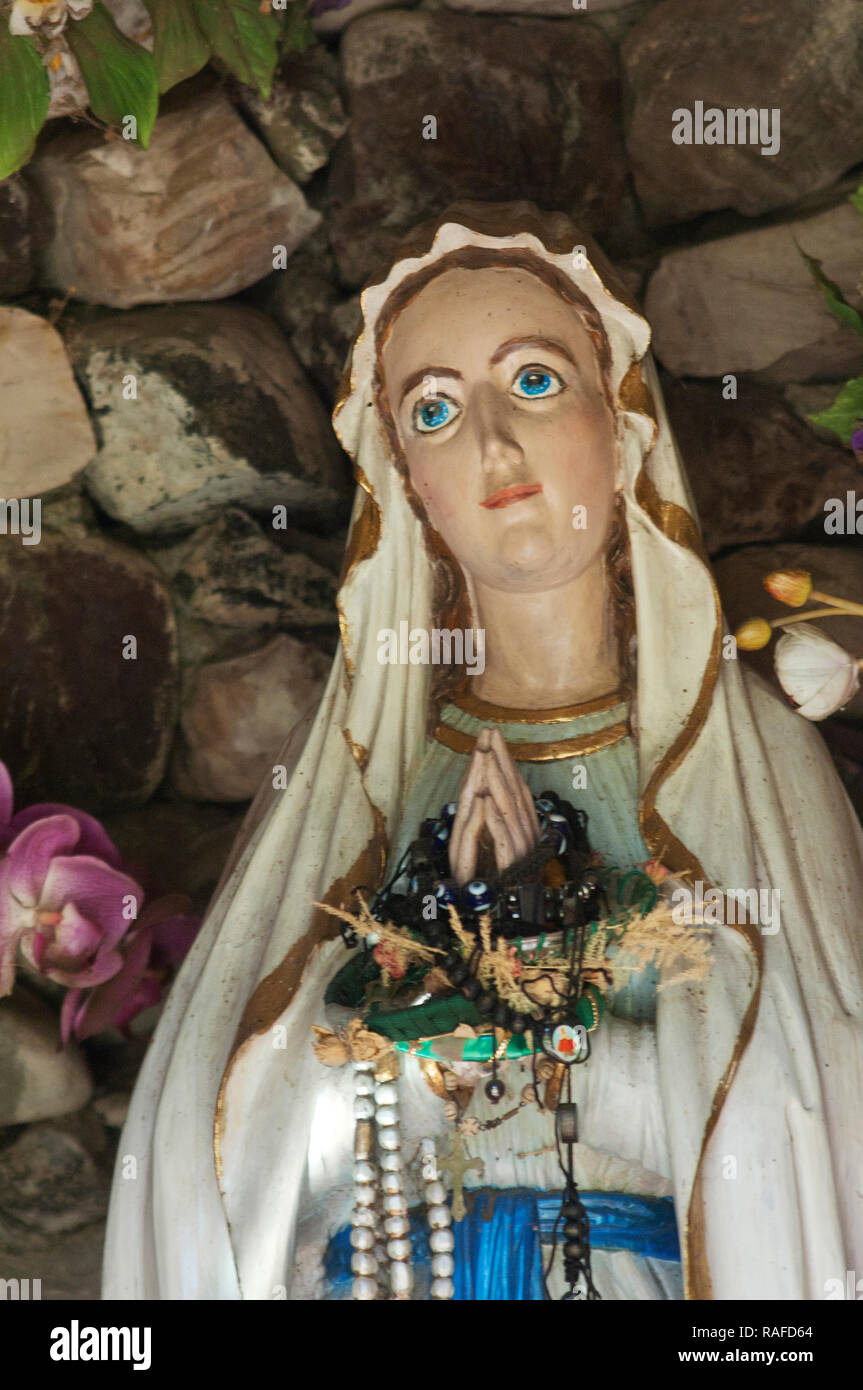 Unsere Liebe Frau von Lourdes Statue in Santa Ynes Mission, Santa Ynez, Ca. Digitale Fotografie Stockfoto