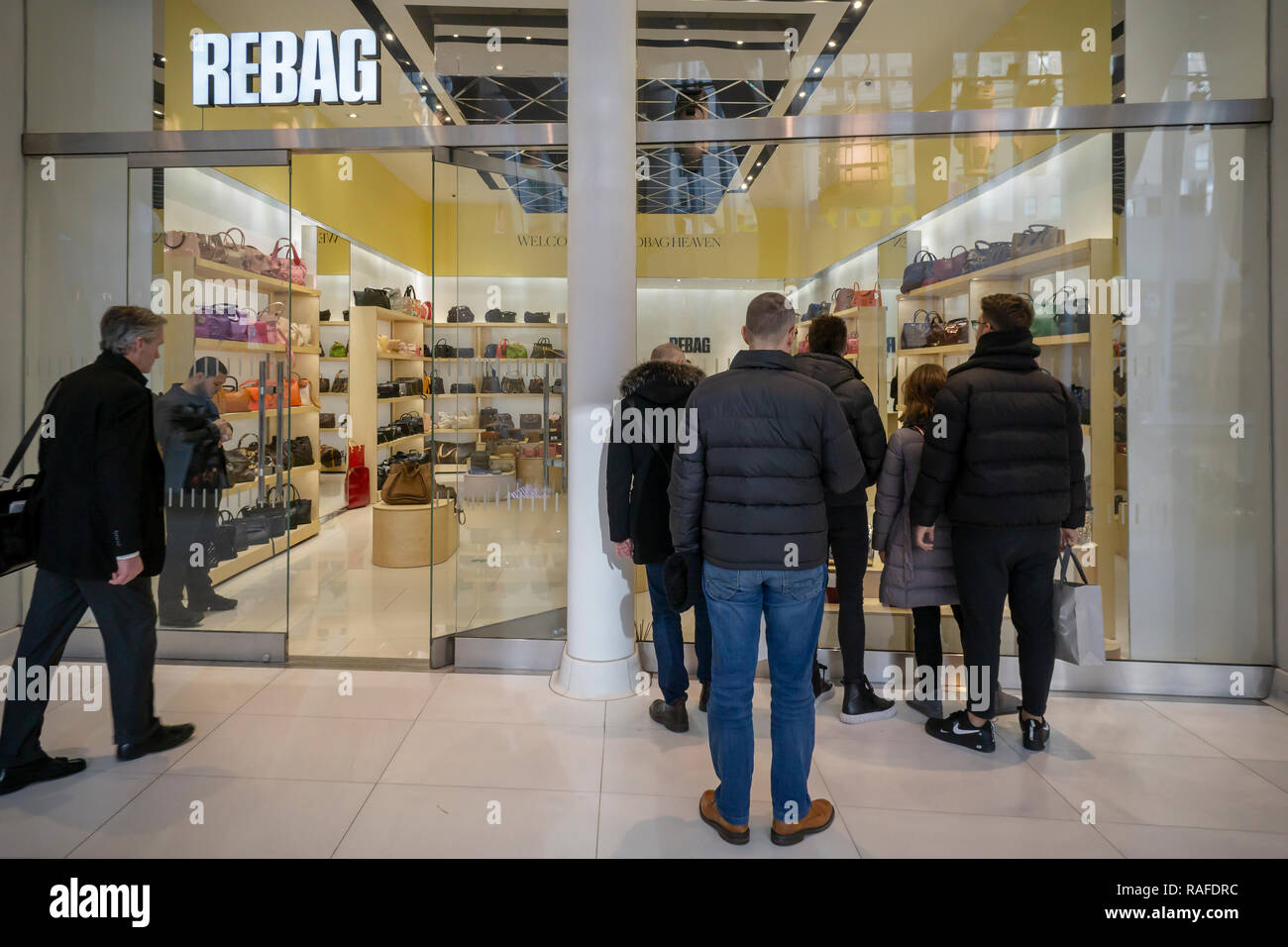 New York NY/USA - Dezember 19, 2018 Neugierige Touristen Blick in das Fenster des neu eröffneten Rebag Store im World Trade Center Verkehrsknotenpunkt, der Oculus, in New York am Mittwoch, 19. Dezember 2018. Rebag ist im Wesentlichen ein second hand Store für Luxus Handtaschen. (© Richard B. Levine) Stockfoto