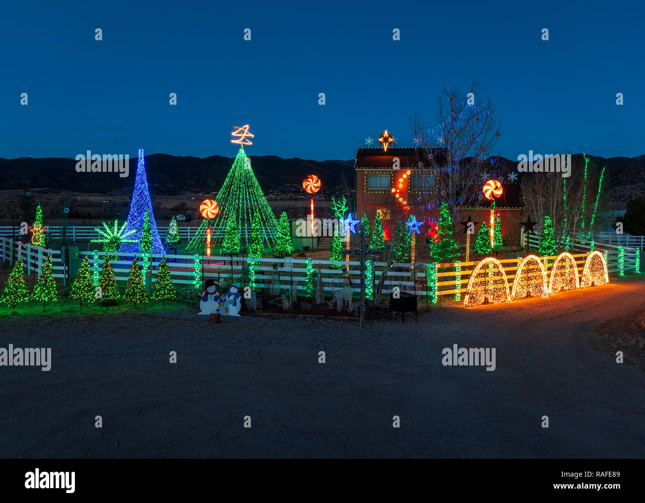 Dämmerung Blick auf über 140.000 Weihnachten Lichter schmücken die Brutto nach Hause; Salida, Colorado, USA Stockfoto