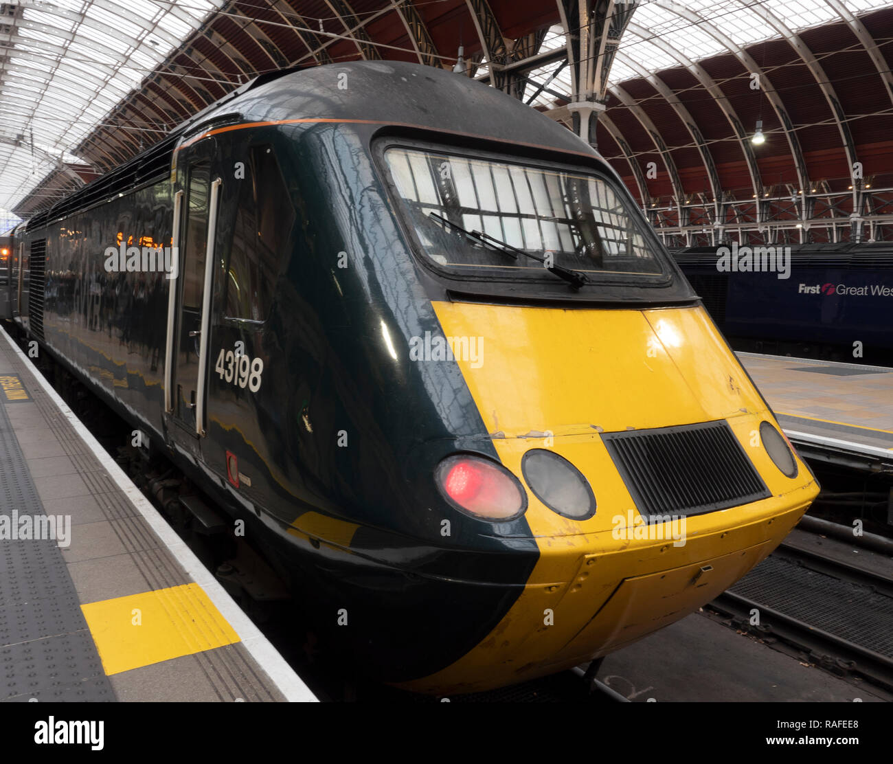 GWR (British Rail Class 43 HST) InterCity 124 Zug am Bahnhof Paddington, Paddington, London, England, UK. Stockfoto