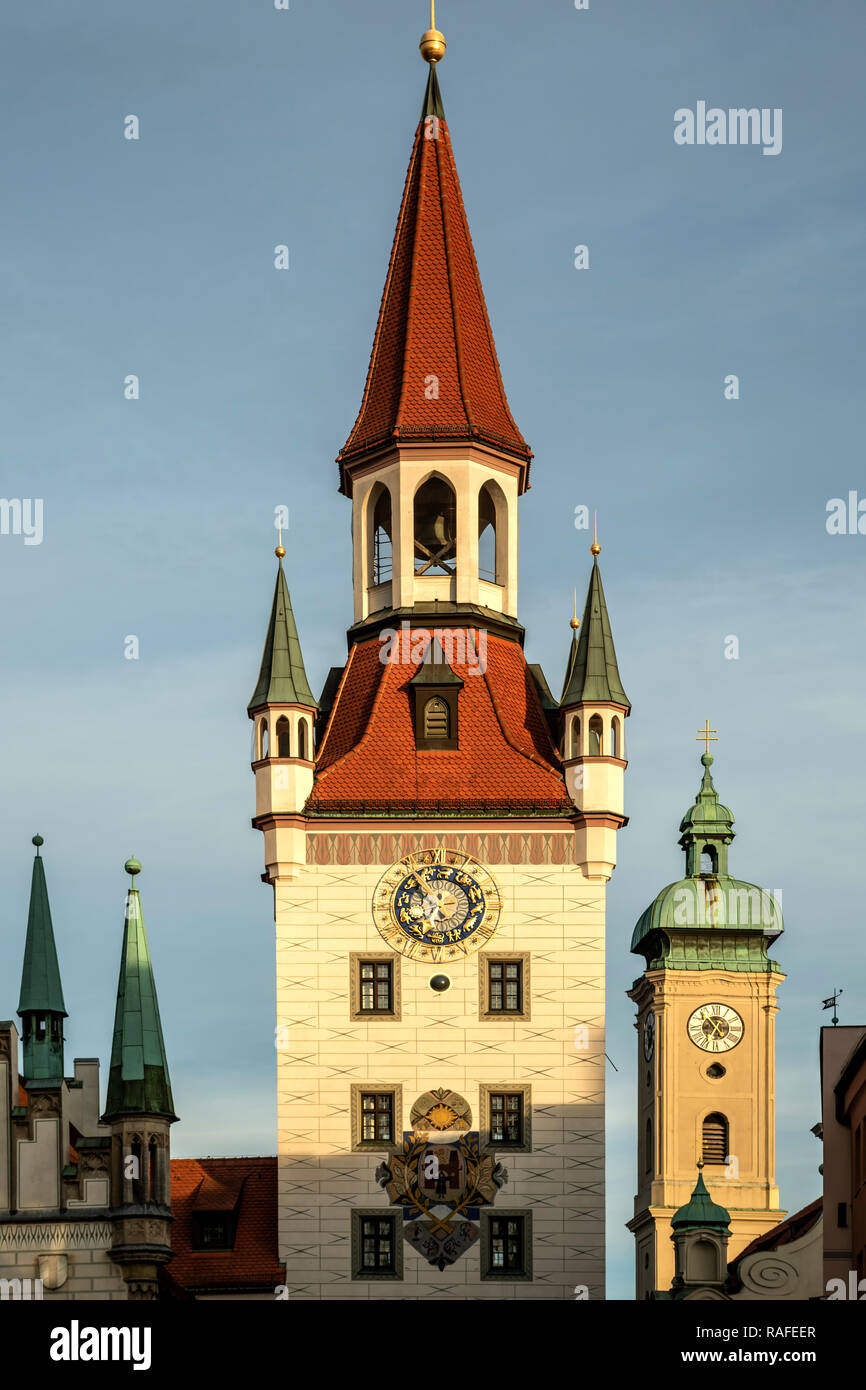 Altes Rathaus turm und Glockenturm der Kirche des Heiligen Geistes (rechts), Marienplatz, München, Deutschland Stockfoto