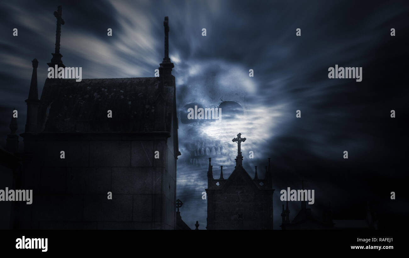 Spooky Bild mit alten Europäischen Friedhof in einer dunklen Nacht mit bewölktem Himmel droht; gut für Halloween. Stockfoto