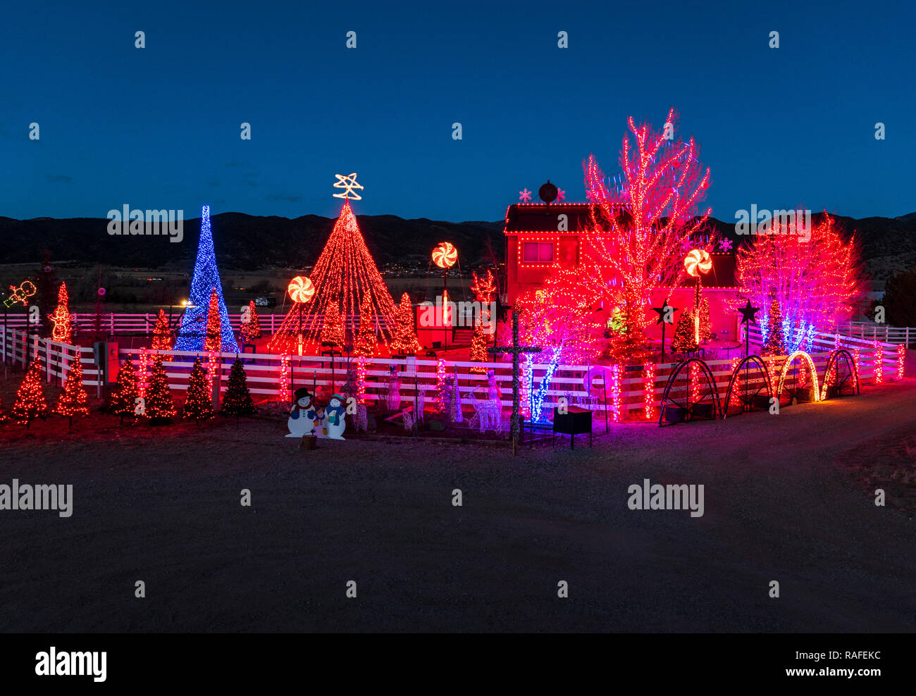 Dämmerung Blick auf über 140.000 Weihnachten Lichter schmücken die Brutto nach Hause; Salida, Colorado, USA Stockfoto
