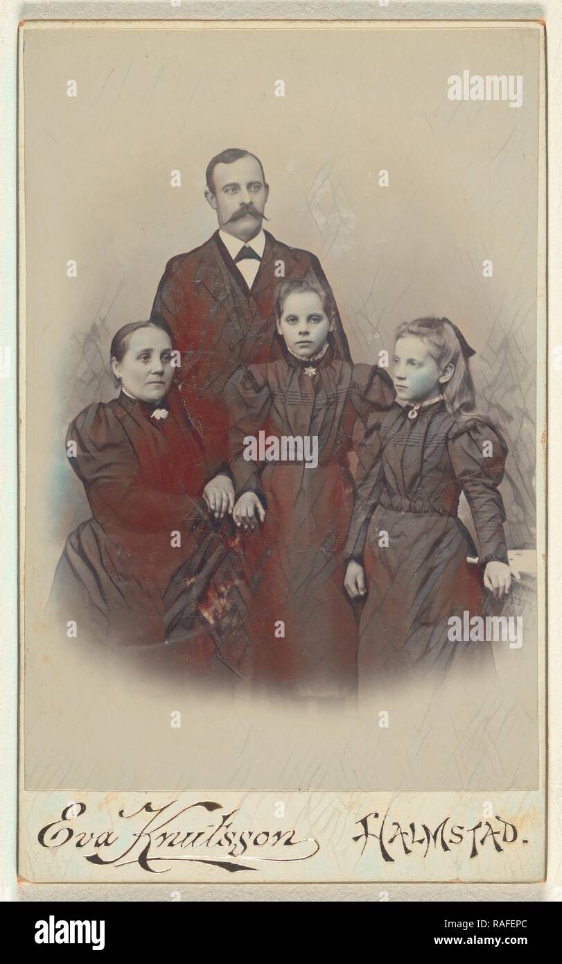 Family Portrait Mutter Vater Und Zwei Tochter Eva Knutsson Schwedisch Aktive Halmstad Schweden 1860 1870 Uberarbeitet Stockfotografie Alamy