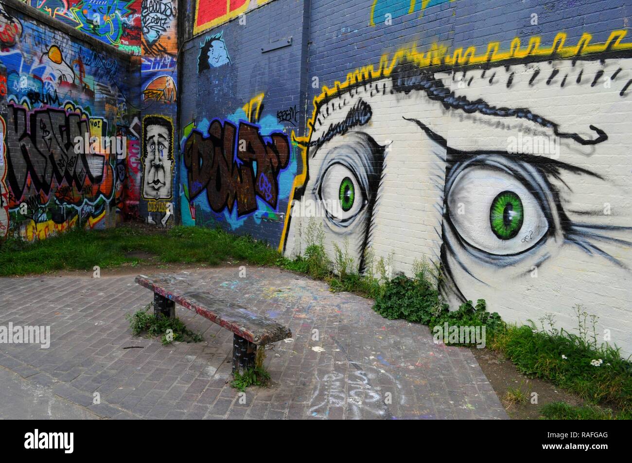 Street Art auf dem Leinpfad der Hertford Union Canal, East London, UK. Stockfoto