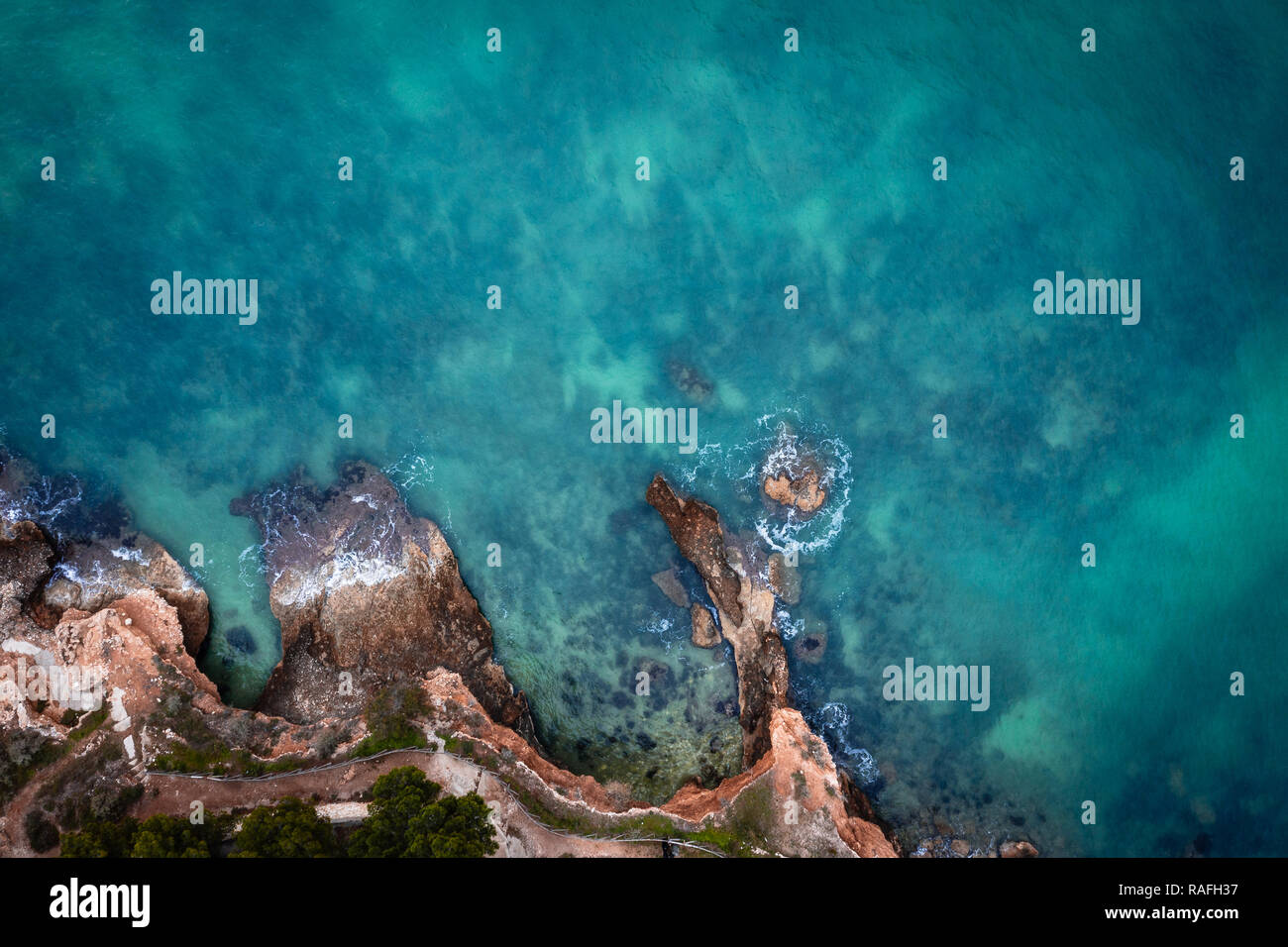 Luftbild des Meeres im Winter, felsige Küste, Birds Eye View. Wunderschöne Bilder mit einer Drohne getroffen. Stockfoto