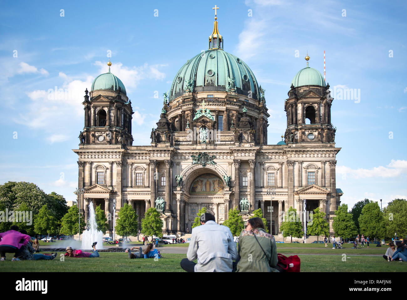 Touristen am Berliner Dom (Berliner Dom) auf der Museumsinsel im Bezirk Mitte der deutschen Hauptstadt Stockfoto