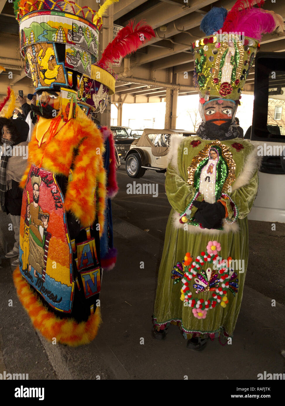 Mexikanische Chinelo folk Tänzer bei der jährlichen Drei Könige Day Parade in der Williamsburg Abschnitt von Brooklyn, NY. Stockfoto