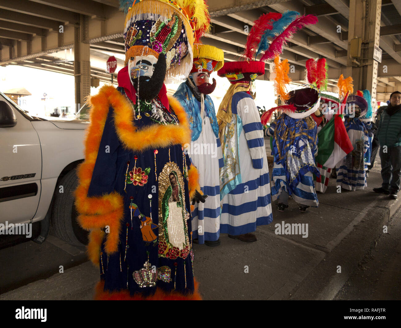 Mexikanische Chinelo folk Tänzer bei der jährlichen Drei Könige Day Parade in der Williamsburg Abschnitt von Brooklyn, NY. Stockfoto