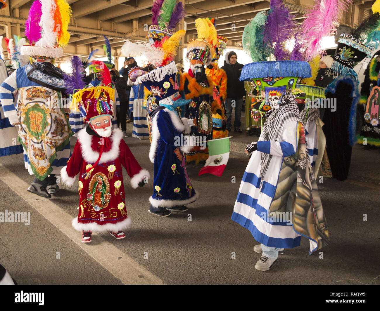 Mexikanische Chinelo folk Tänzer bei der jährlichen Drei Könige Day Parade in der Williamsburg Abschnitt von Brooklyn, NY. Stockfoto
