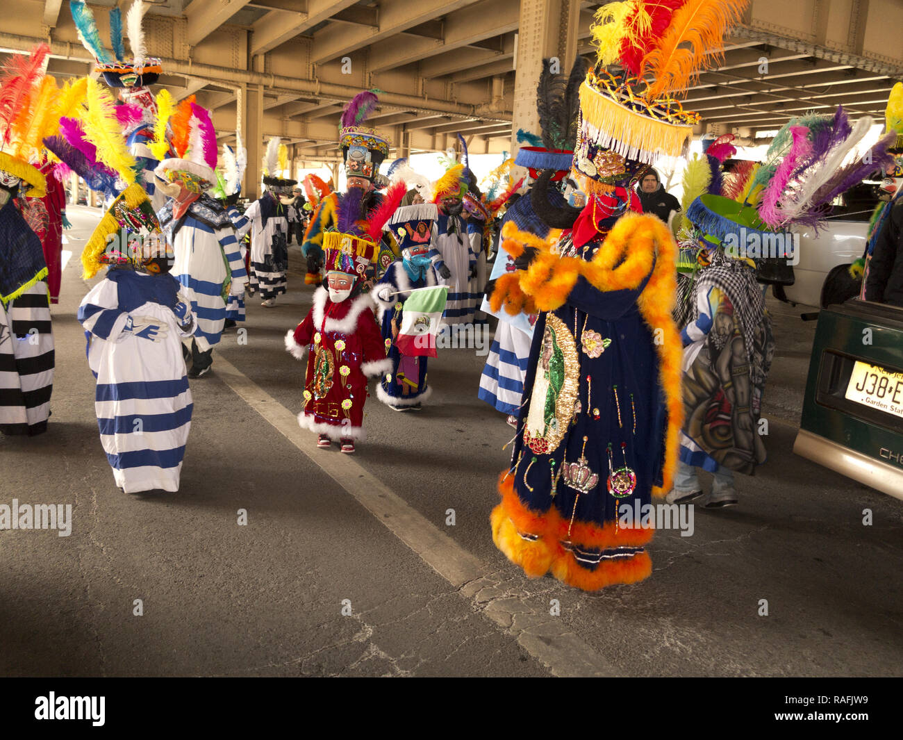 Mexikanische Chinelo folk Tänzer bei der jährlichen Drei Könige Day Parade in der Williamsburg Abschnitt von Brooklyn, NY. Stockfoto