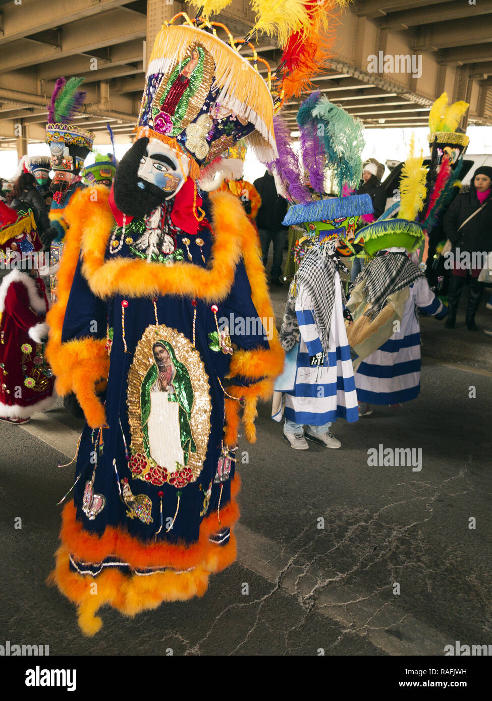 Mexikanische Chinelo folk Tänzer bei der jährlichen Drei Könige Day Parade in der Williamsburg Abschnitt von Brooklyn, NY. Stockfoto